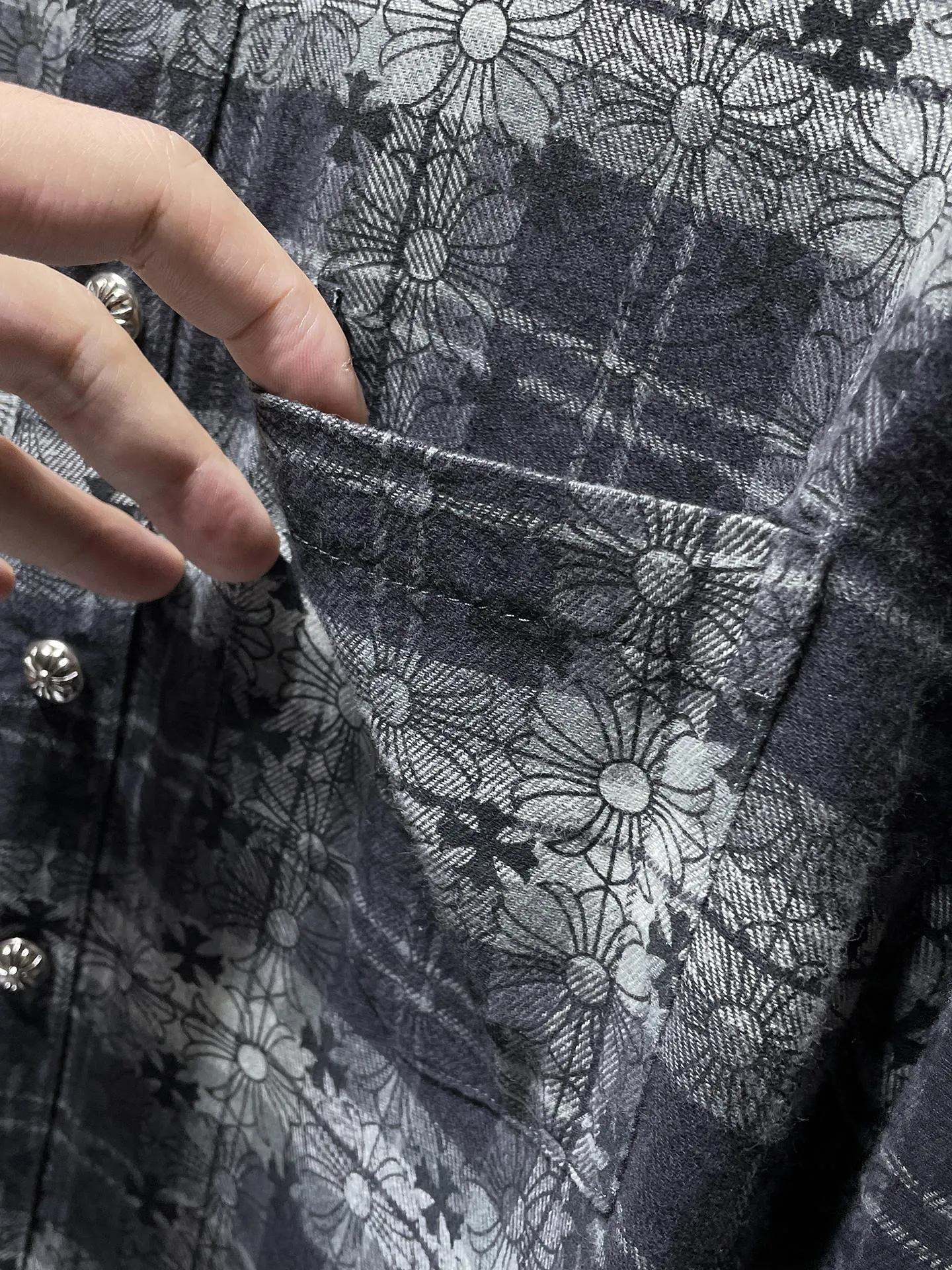 P256 Chrome Hearts 🍁Shirt series🍁 The same style as the star Autumn and winter classic patchwork leather full cross dark pattern all-over printed plaid shirt Whole body plaid alignment Cuffs sheepskin upper and lower alignment Original molding, customized version bronze silver four-buttons Specially customized version high gram weight original shirt fabric Can be worn as a jacket or as a base Essential clothing artifact Recommended color: Customized version gray blue Code numbers: S, M, L, XL